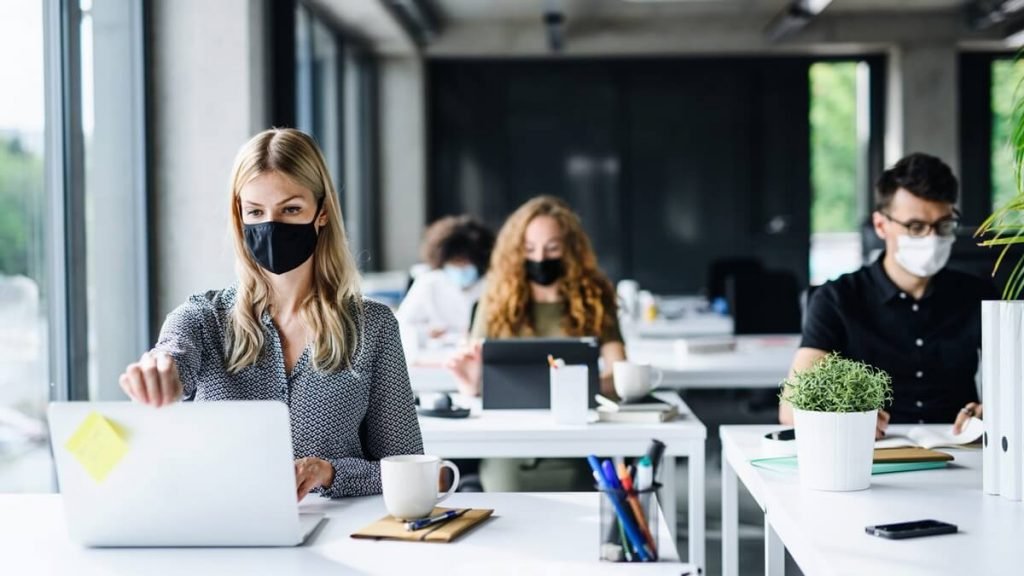 Ambiente de trabalho híbrido: tudo que você precisa saber Ambiente de trabalho híbrido: tudo que você precisa saber