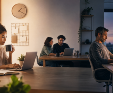 Chronoworking com profissionais trabalhando em horários diferentes e luz de manhã e noite em ambiente híbrido