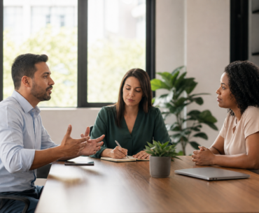 Gestão de conflitos no trabalho com RH e liderança mediando conversa em ambiente corporativo