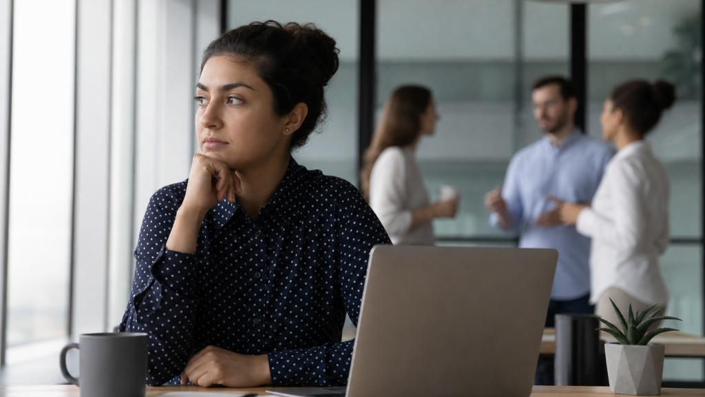 Profissional em sala de reunião aparentando normalidade apesar da pressão emocional no trabalho