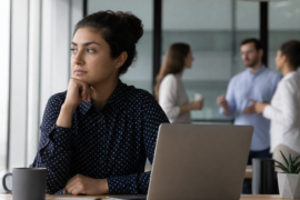 Profissional em sala de reunião aparentando normalidade apesar da pressão emocional no trabalho