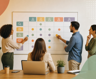 Matriz RACI no RH com pessoas definindo responsabilidades em um quadro de processos