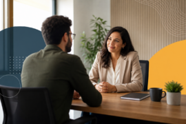 Stay interview em conversa reservada entre liderança e profissional para entender permanência e retenção de talentos
