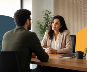 Stay interview em conversa reservada entre liderança e profissional para entender permanência e retenção de talentos