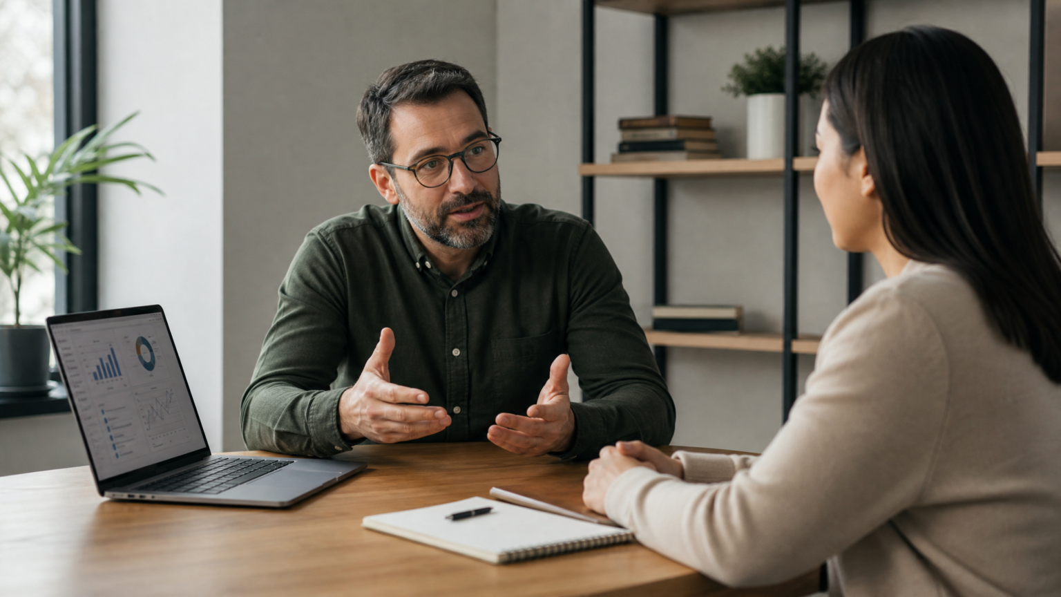 Feedback contínuo: como acompanhar sem virar microgestão feedback contínuo em conversa de desempenho entre liderança e colaborador