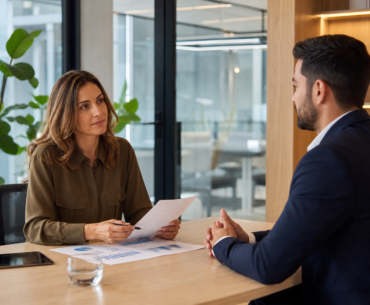 Como entrevistar um gerente de pessoas usando perguntas e scorecard de liderança média