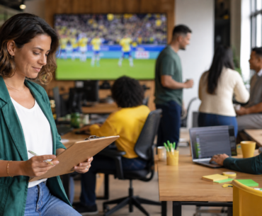 Copa no expediente com equipe em ambiente corporativo assistindo jogo de forma organizada