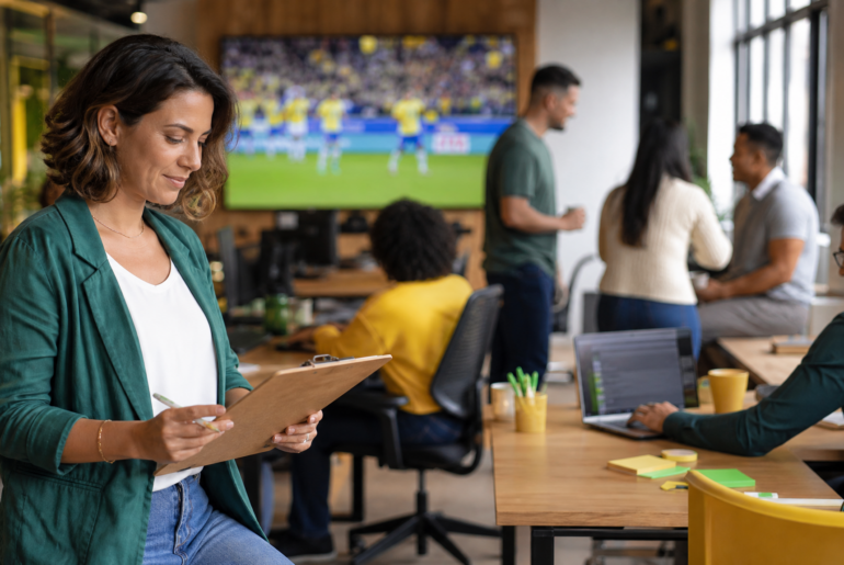 Copa no expediente com equipe em ambiente corporativo assistindo jogo de forma organizada