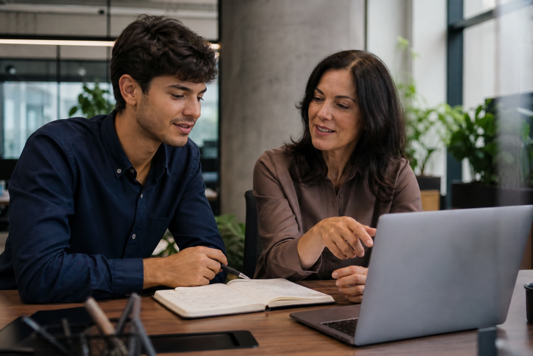 Geração Z no trabalho recebendo orientação de uma liderança em ambiente corporativo