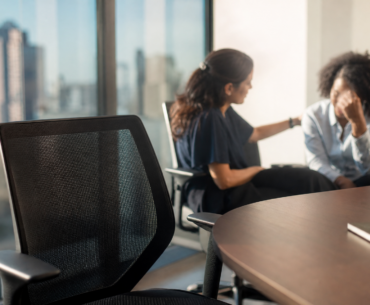 Cadeira vazia em ambiente de trabalho simbolizando luto no trabalho e acolhimento pela liderança