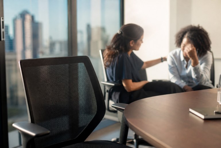 Cadeira vazia em ambiente de trabalho simbolizando luto no trabalho e acolhimento pela liderança