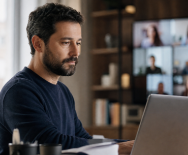Solidão no trabalho híbrido: profissional conectado por telas, mas distante do time