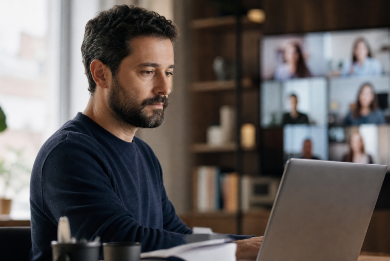 Solidão no trabalho híbrido: profissional conectado por telas, mas distante do time