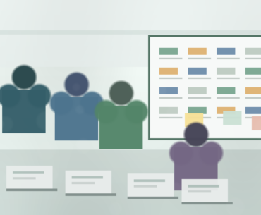 Equipe de RH analisando uma matriz de competências em reunião de desenvolvimento