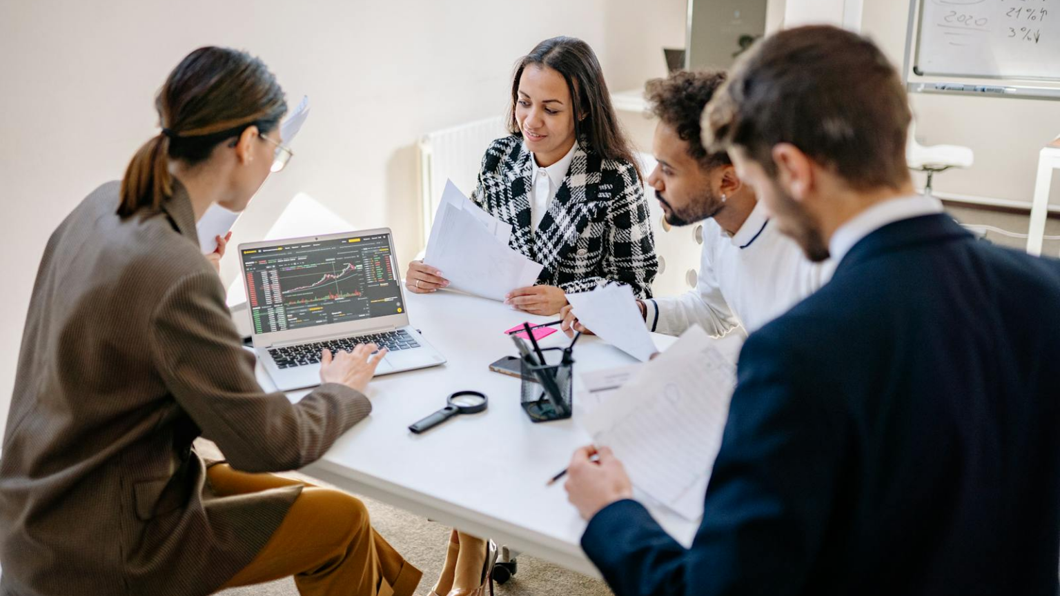 Medo da IA no trabalho: quando o time se sente substituível medo da IA no trabalho em equipe reunida discutindo tecnologia e confiança