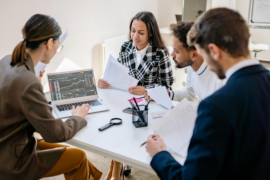 medo da IA no trabalho em equipe reunida discutindo tecnologia e confiança