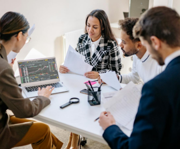 medo da IA no trabalho em equipe reunida discutindo tecnologia e confiança