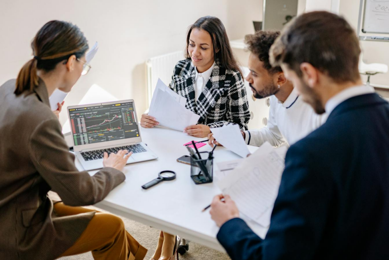 medo da IA no trabalho em equipe reunida discutindo tecnologia e confiança