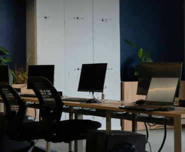 Sala de trabalho vazia representando risco de sucessão e ausência de liderança-chave