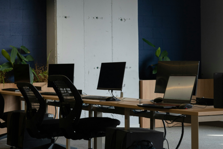 Sala de trabalho vazia representando risco de sucessão e ausência de liderança-chave