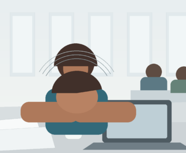 Pessoa com expressão cansada em ambiente de trabalho, simbolizando presenteísmo e saúde mental no trabalho
