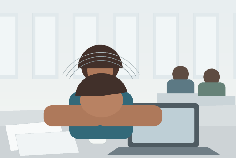 Pessoa com expressão cansada em ambiente de trabalho, simbolizando presenteísmo e saúde mental no trabalho