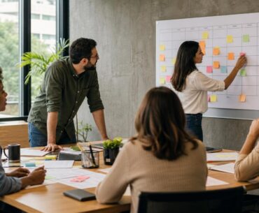 Equipe de RH planejando o calendário anual de ações em uma sala de reunião