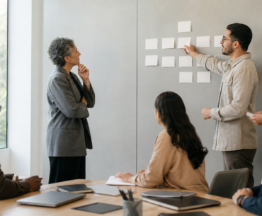 Equipe de RH e lideranças reorganiza prioridades em quadro visual durante conversa sobre mudança organizacional