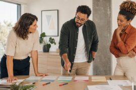 Equipe de RH analisando evidências para avaliação de eficácia de treinamento