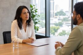 Entrevista estruturada com recrutadora, candidato e scorecard sobre a mesa