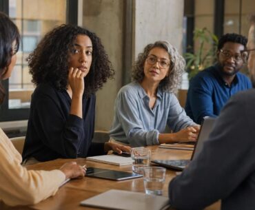 Medo de errar no trabalho leva profissional a hesitar antes de perguntar em reunião de equipe