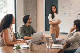 Equipe de RH em treinamento prático sobre letramento em IA no trabalho
