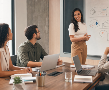 Equipe de RH em treinamento prático sobre letramento em IA no trabalho