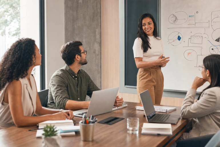 Equipe de RH em treinamento prático sobre letramento em IA no trabalho