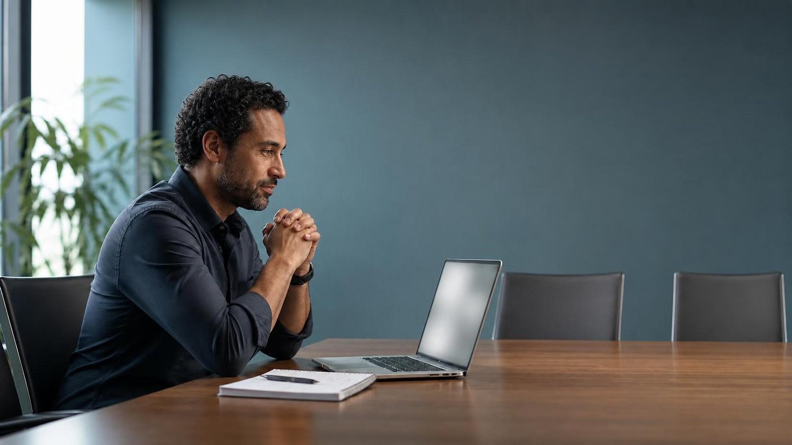 Conversas difíceis com IA: ensaie sem terceirizar o cuidado Conversas difíceis com IA ensaiadas por líder antes de reunião