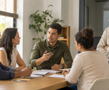 Futuro líder conduzindo uma conversa de equipe em uma pequena empresa